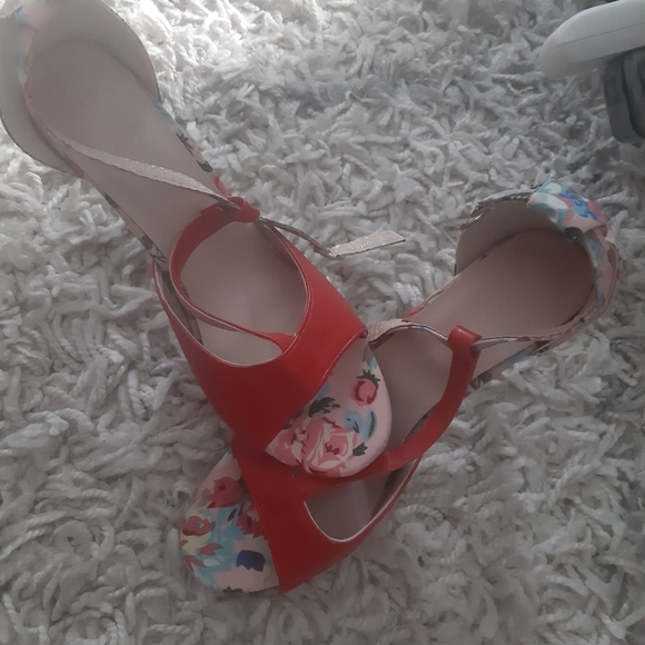 I GOT 2 OF THIS. Beautiful Sandal and very stylish - Picture 2 of 4